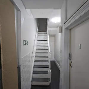 Apartment Inner-city - Basic Amenites, Cardiff